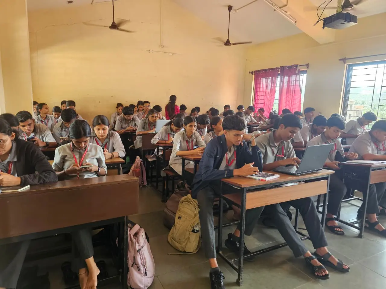 Certificate distribution ceremony at Avanteia Digital Marketing Workshop Purushottam Walawalkar Higher Secondary School